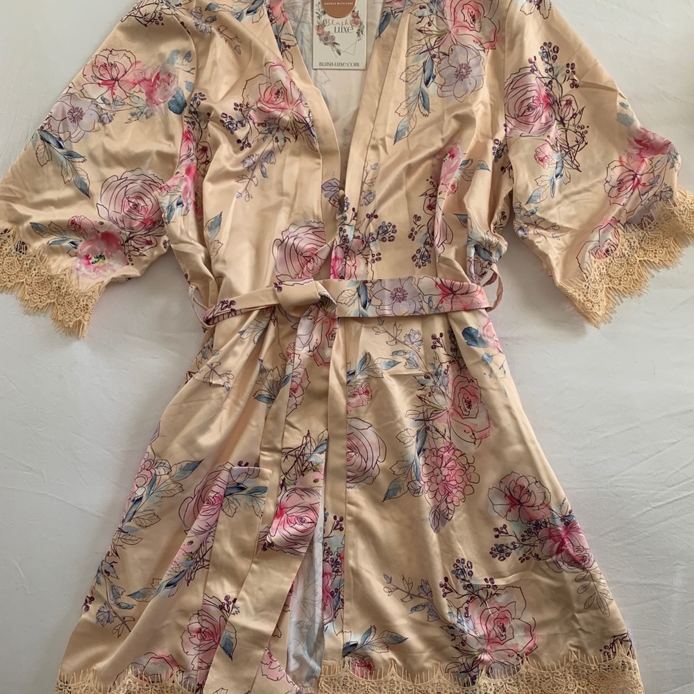 Unworn floral silk robe w/ tags attached!